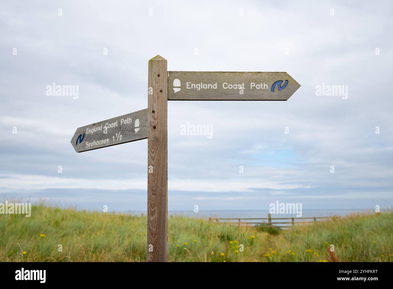 Schild für den England Coast Path bei Seahouses, Northumberland, England, Großbritannien Stockfoto