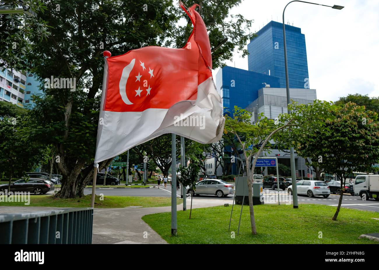 Die Nationalflagge Singapurs ist an einer Straßenecke der Neil Road zu sehen, die die Feierlichkeiten zum Nationalfeiertag zwischen Juli und September markiert. Stockfoto