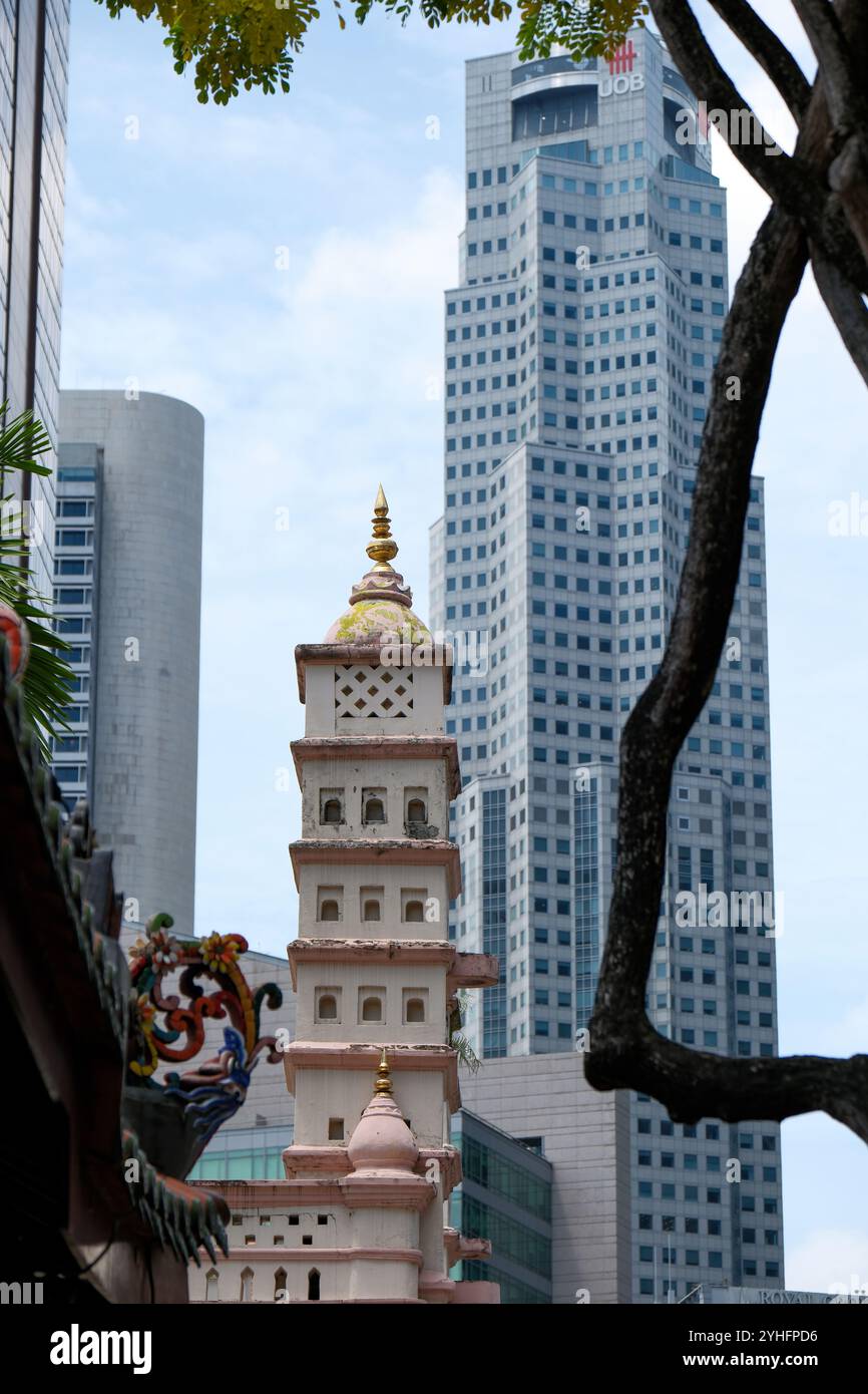 Indische Nagore Dargah muslimische Turmsäule mit den modernen Singapur Wolkenkratzern dahinter Stockfoto