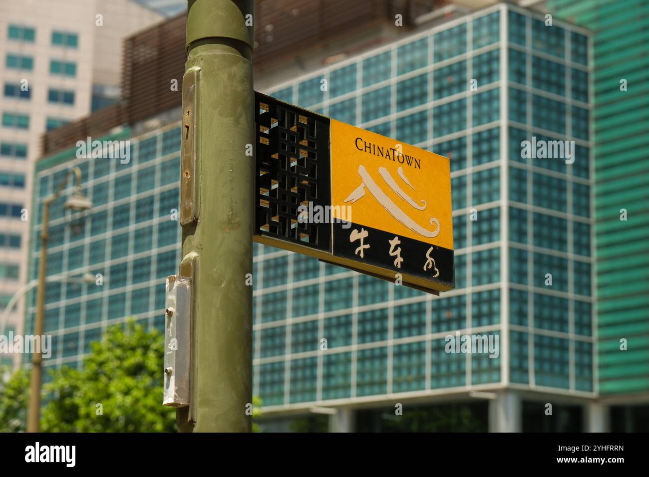 Ein Ampelschild zeigt den Weg nach Chinatown Singapur mit Finanzbüros im Hintergrund. Stockfoto