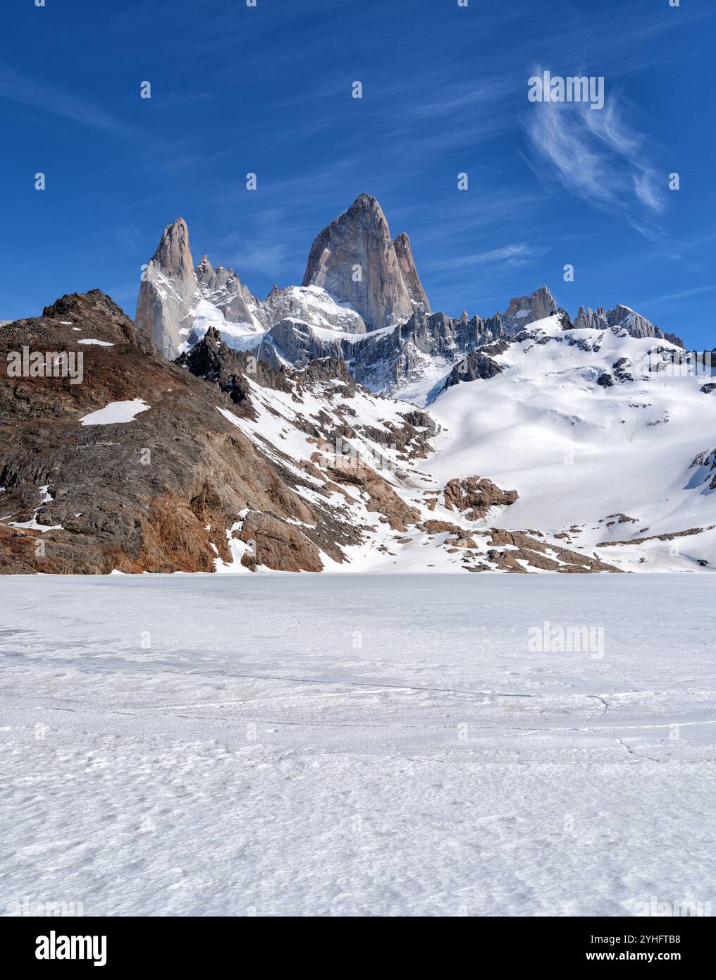 Wunderschöne Granittürme des Mount Fitzroy oder El Chalten vom gefrorenen Lago de Los Tres in den südpatagonischen Anden Argentiniens Stockfoto