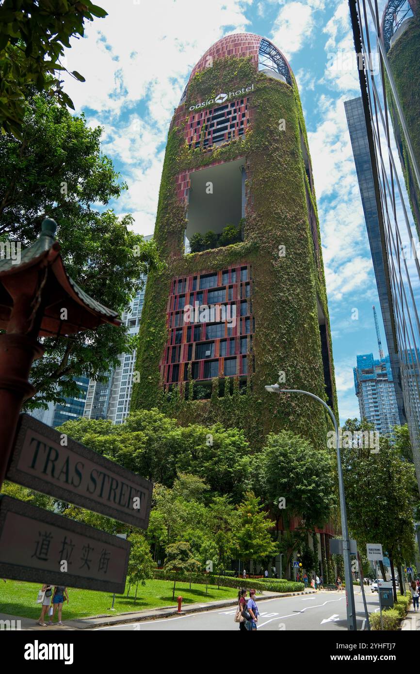 Oasia Hotel ein lebendiger Turm in Singapur Asien ist mit Pflanzen bedeckt, die die Temperatur des Gebäudes durch Verdunstungskühlung regulieren. Stockfoto