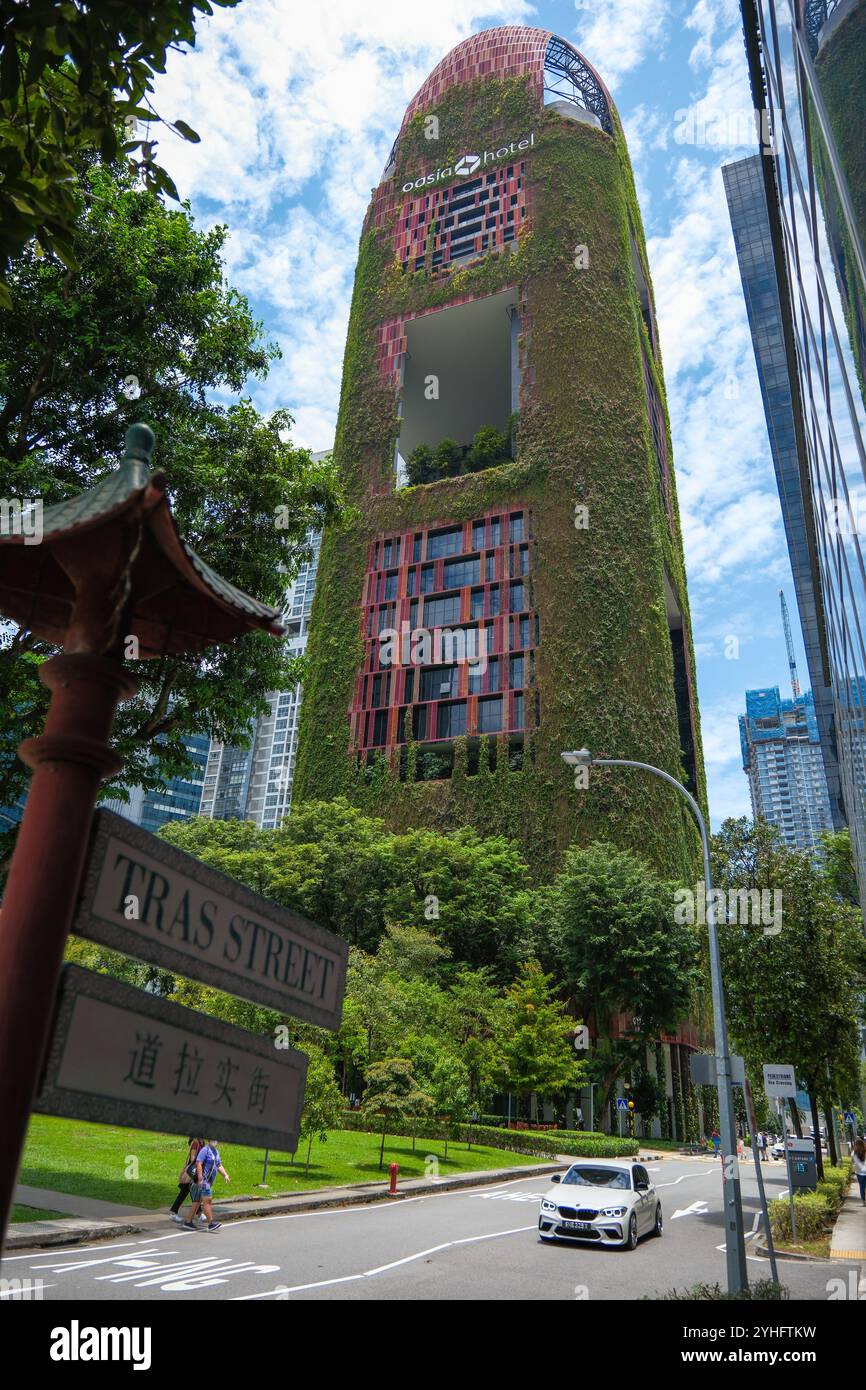 Oasia Hotel ein lebendiger Turm in Singapur Asien ist mit Pflanzen bedeckt, die die Temperatur des Gebäudes durch Verdunstungskühlung regulieren. Stockfoto