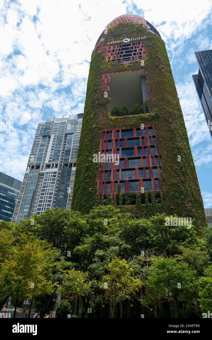 Oasia Hotel ein lebendiger Turm in Singapur Asien ist mit Pflanzen bedeckt, die die Temperatur des Gebäudes durch Verdunstungskühlung regulieren. Stockfoto