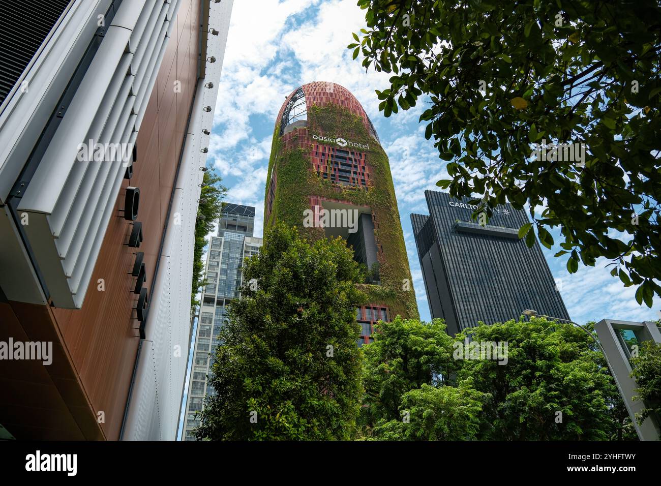 Oasia Hotel ein lebendiger Turm in Singapur Asien ist mit Pflanzen bedeckt, die die Temperatur des Gebäudes durch Verdunstungskühlung regulieren. Stockfoto