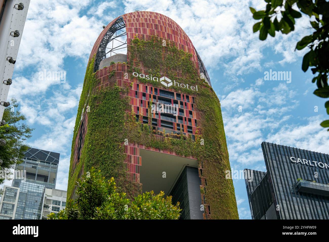 Oasia Hotel ein lebendiger Turm in Singapur Asien ist mit Pflanzen bedeckt, die die Temperatur des Gebäudes durch Verdunstungskühlung regulieren. Stockfoto