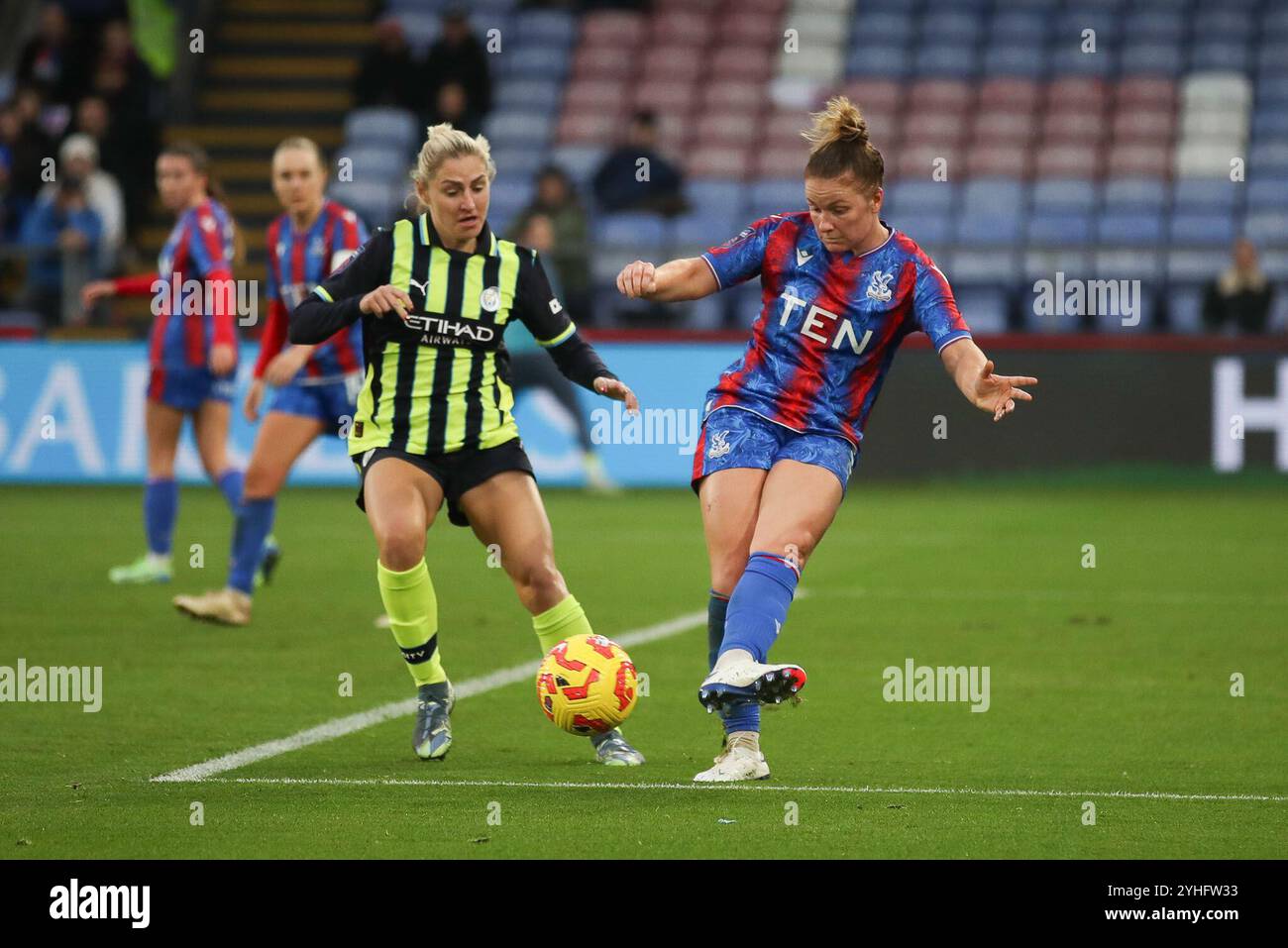 London, Großbritannien. November 2024. Felicity Gibbons von Crystal Palace Women wird am 3. November 2024 von Laura Coombs von Manchester City Women beim Women's Super League-Spiel zwischen Crystal Palace Women und Manchester City Women im Selhurst Park, London, England, gefordert. Foto von Ken Sparks. Nur redaktionelle Verwendung, Lizenz für kommerzielle Nutzung erforderlich. Keine Verwendung bei Wetten, Spielen oder Publikationen eines einzelnen Clubs/einer Liga/eines Spielers. Quelle: UK Sports Pics Ltd/Alamy Live News Stockfoto