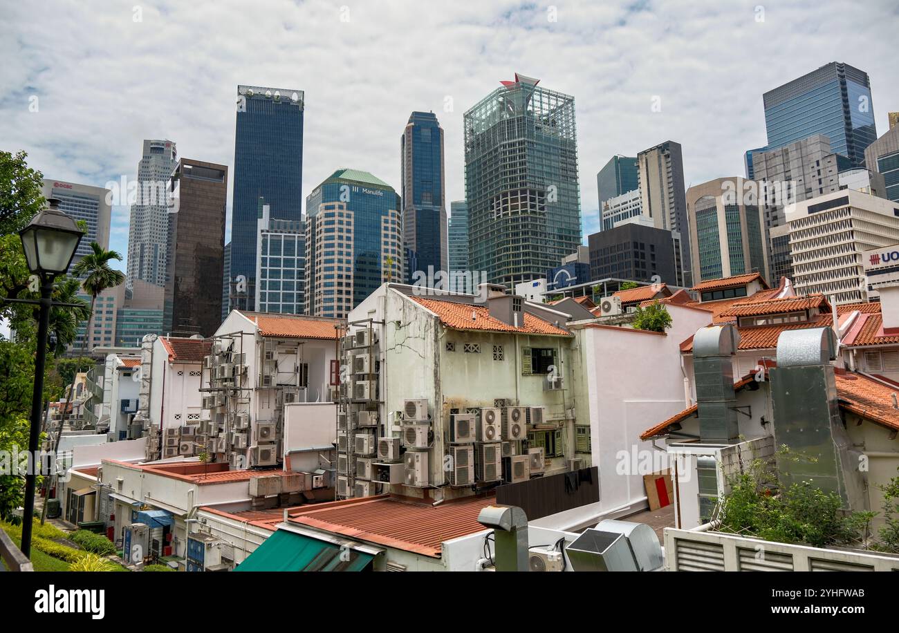 Ein Blick auf die traditionellen Singapur Chinatown Shophouses im Vordergrund mit der neuen Skyline aus Wolkenkratzern, die eine Mischung aus Moderne und Alt zeigen. Stockfoto