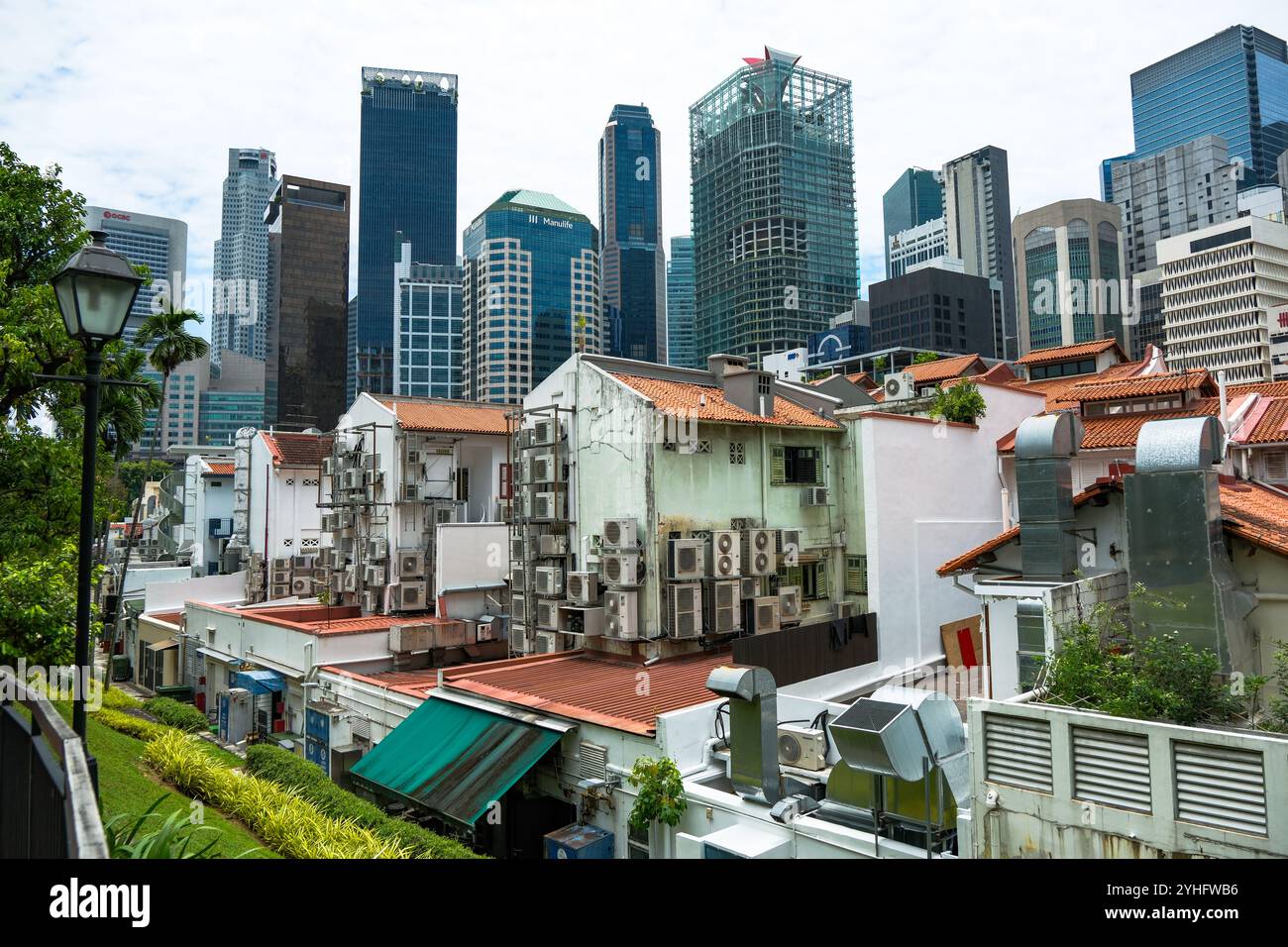 Ein Blick auf die traditionellen Singapur Chinatown Shophouses im Vordergrund mit der neuen Skyline aus Wolkenkratzern, die eine Mischung aus Moderne und Alt zeigen. Stockfoto