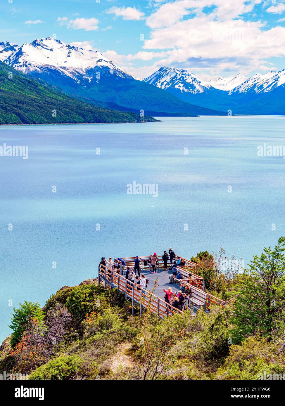 Besucher an einer Aussichtsplattform mit Blick auf den Perito Moreno-Gletscher in der Nähe von El Calafate im argentinischen Patagonien Südamerika Stockfoto