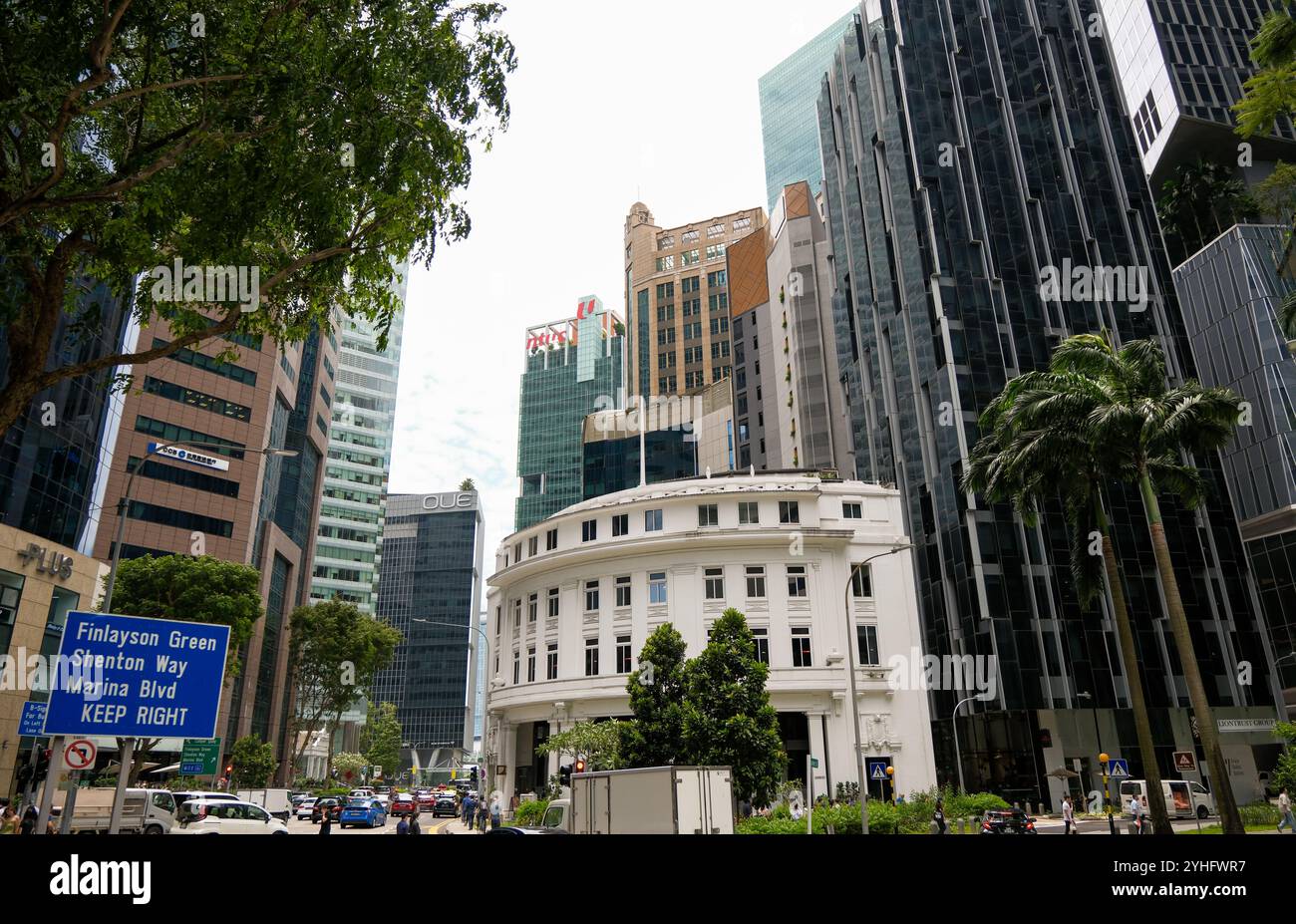 Das Quadrant ist ein Gebäude aus den 1920er Jahren im Herzen des modernen Finanzviertels von Singapur, das sich von den modernen Wolkenkratzern abhebt. Stockfoto