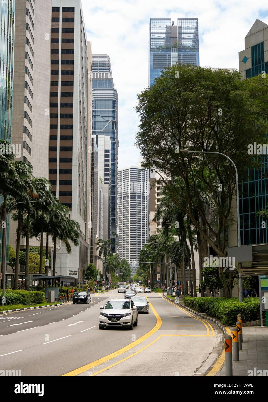 Ein Blick auf die Cecil Street Singapur in Richtung Tong eng Building, das die Bäume und Büsche im Kontrast zu den Wolkenkratzern der Stadt zeigt Stockfoto