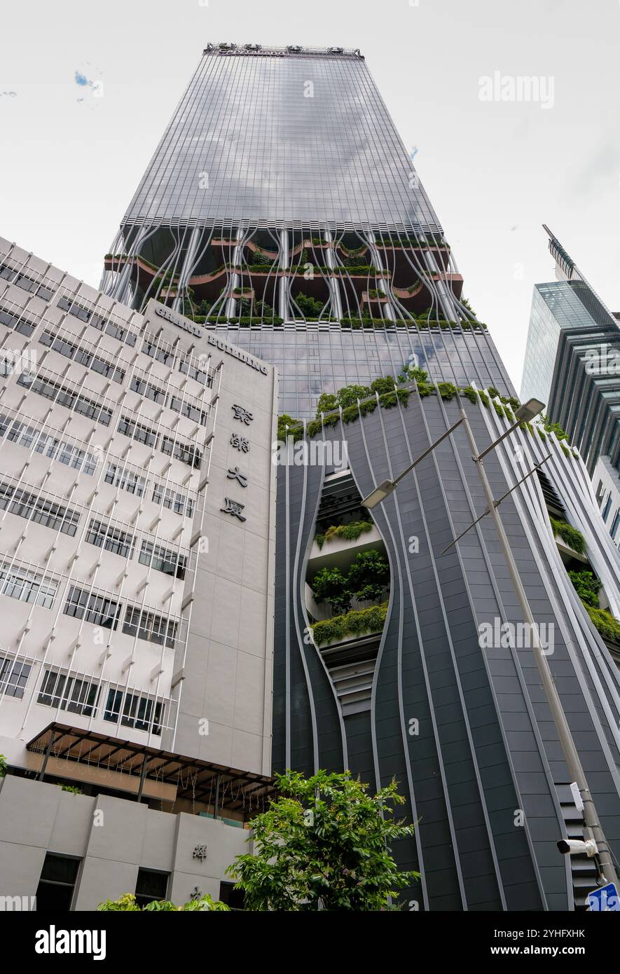 Das markante moderne Capita Spring Building Singapur Asia zeigt ein ökologisches architektonisches Design zusammen mit dem umweltfreundlichen Wohngebäude Stockfoto