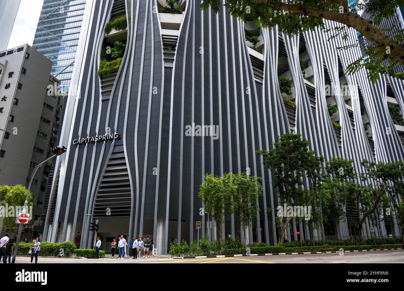 Capitaspring Living integriertes Entwicklungsgebäude in der Singapore Market Street ein lebendiges modernes Gebäude mit Grünflächen Stockfoto