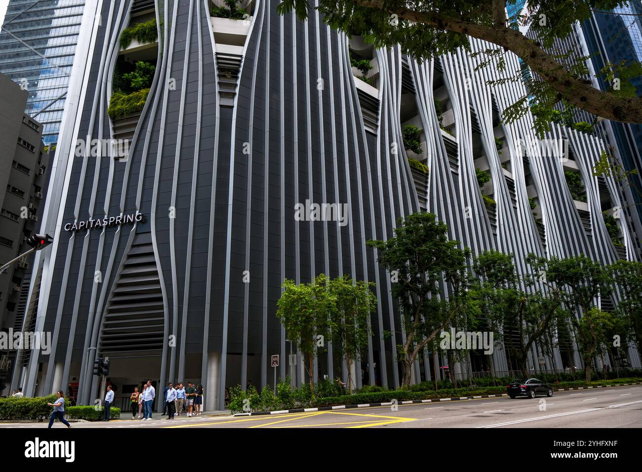 Capitaspring Living integriertes Entwicklungsgebäude in der Singapore Market Street ein lebendiges modernes Gebäude mit Grünflächen Stockfoto