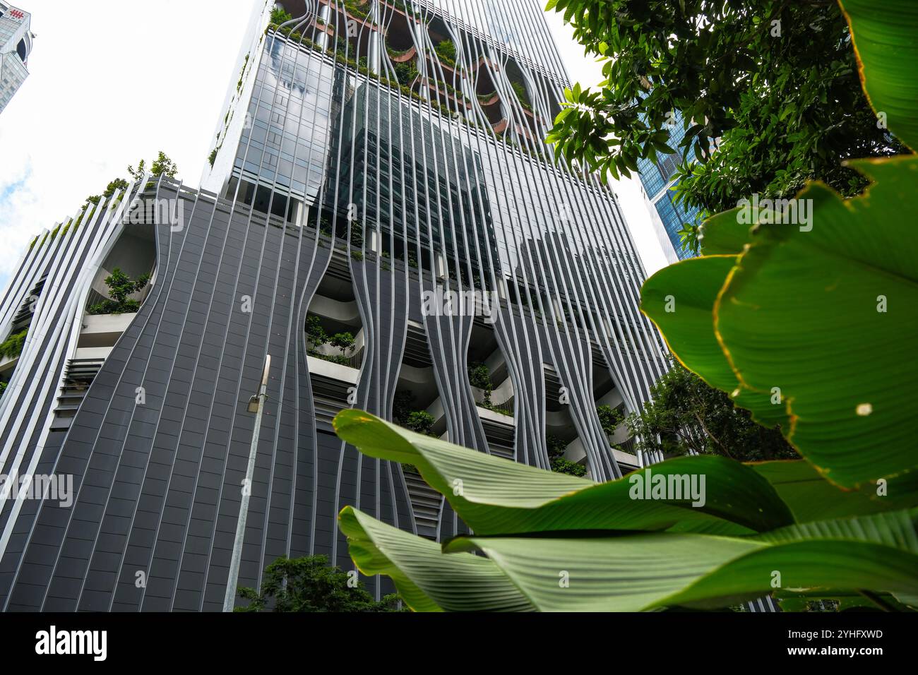 Das markante moderne Capita Spring Building Singapur Asia zeigt ein ökologisches architektonisches Design zusammen mit dem umweltfreundlichen Wohngebäude Stockfoto