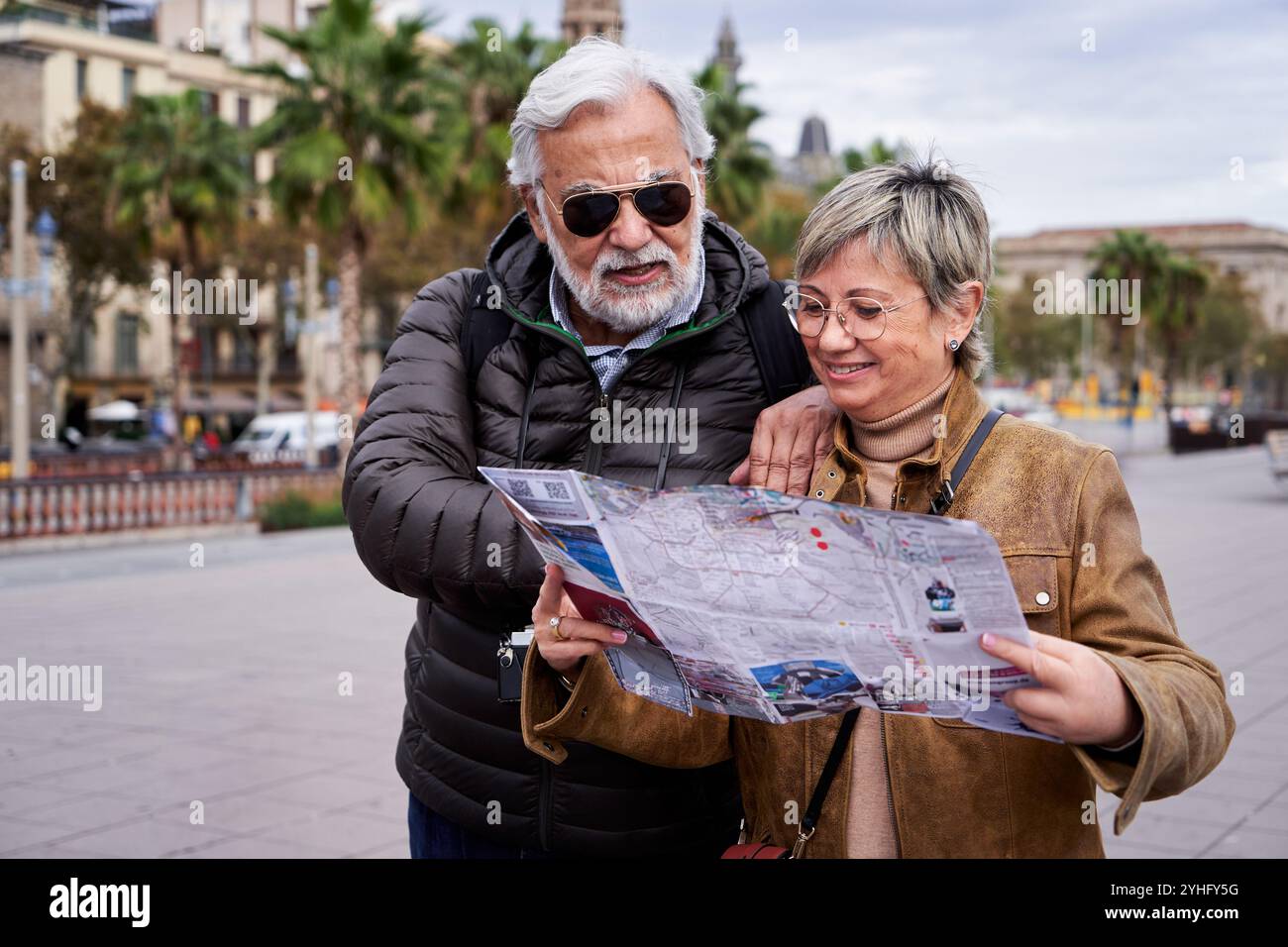Reifes kaukasisches Touristenpaar, das sich eine Reisekarte anschaut und auf der Suche nach einem Ort für ihren Urlaub ist. Stockfoto