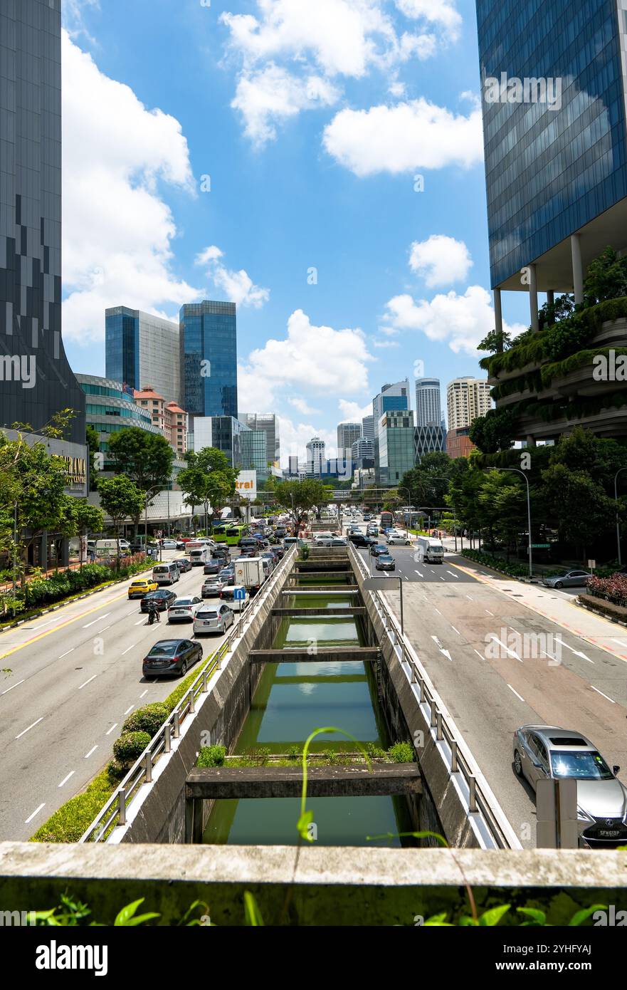 Ein Blick auf die EU Tong Sen Street Singapur mit den Wolkenkratzern der Stadt und dem Kanal und der Autobahn darunter, die von einer Fußgängerbrücke über die Straße genommen wurden. Stockfoto