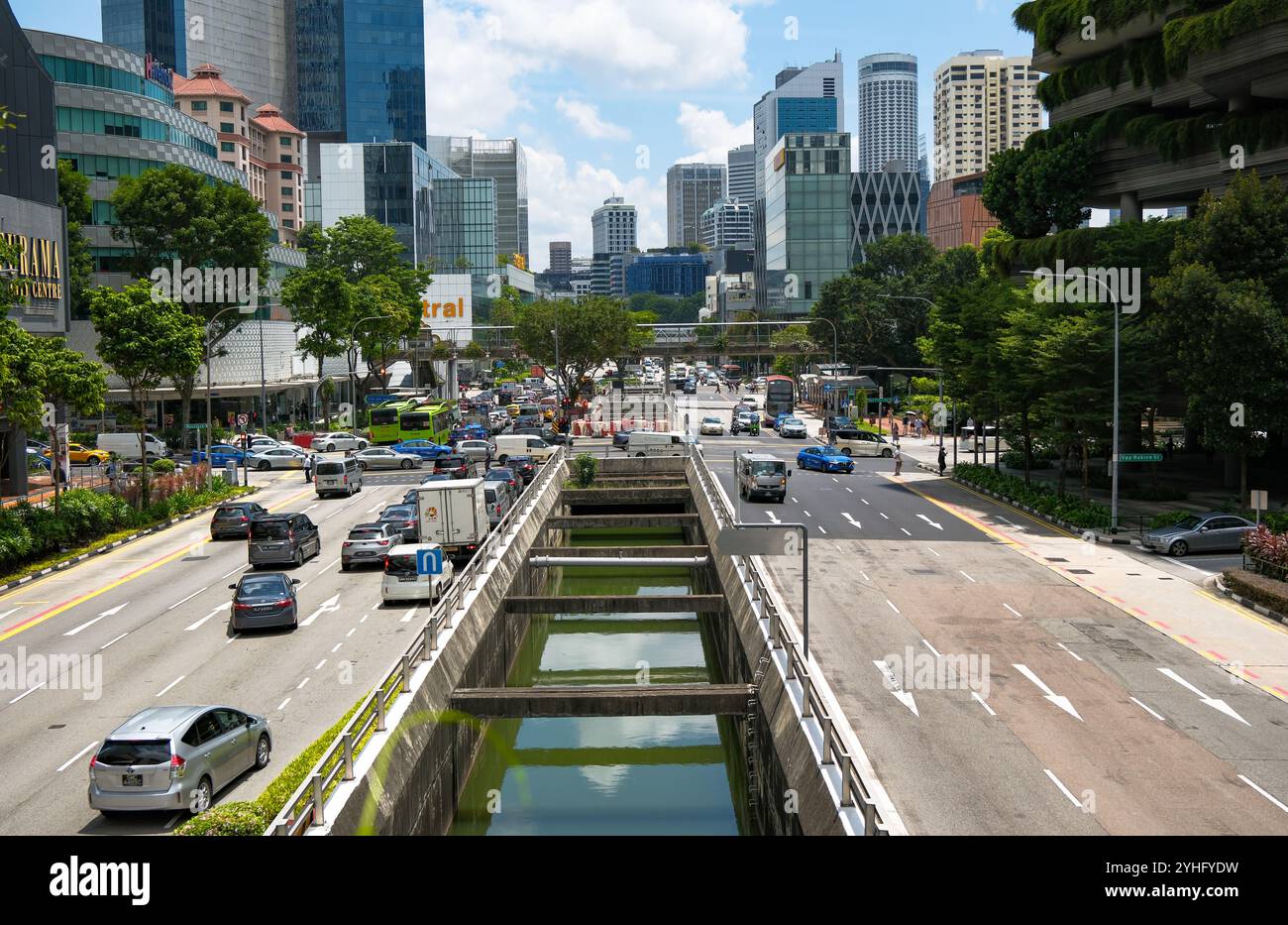 Ein Blick auf die EU Tong Sen Street Singapur mit den Wolkenkratzern der Stadt und dem Kanal und der Autobahn darunter, die von einer Fußgängerbrücke über die Straße genommen wurden. Stockfoto
