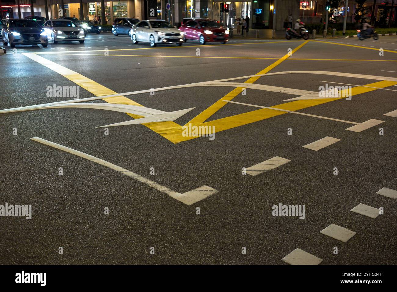 Gelbe Straßenmarkierungen an der Kreuzung in Singapur Asia Chinatown. Stockfoto