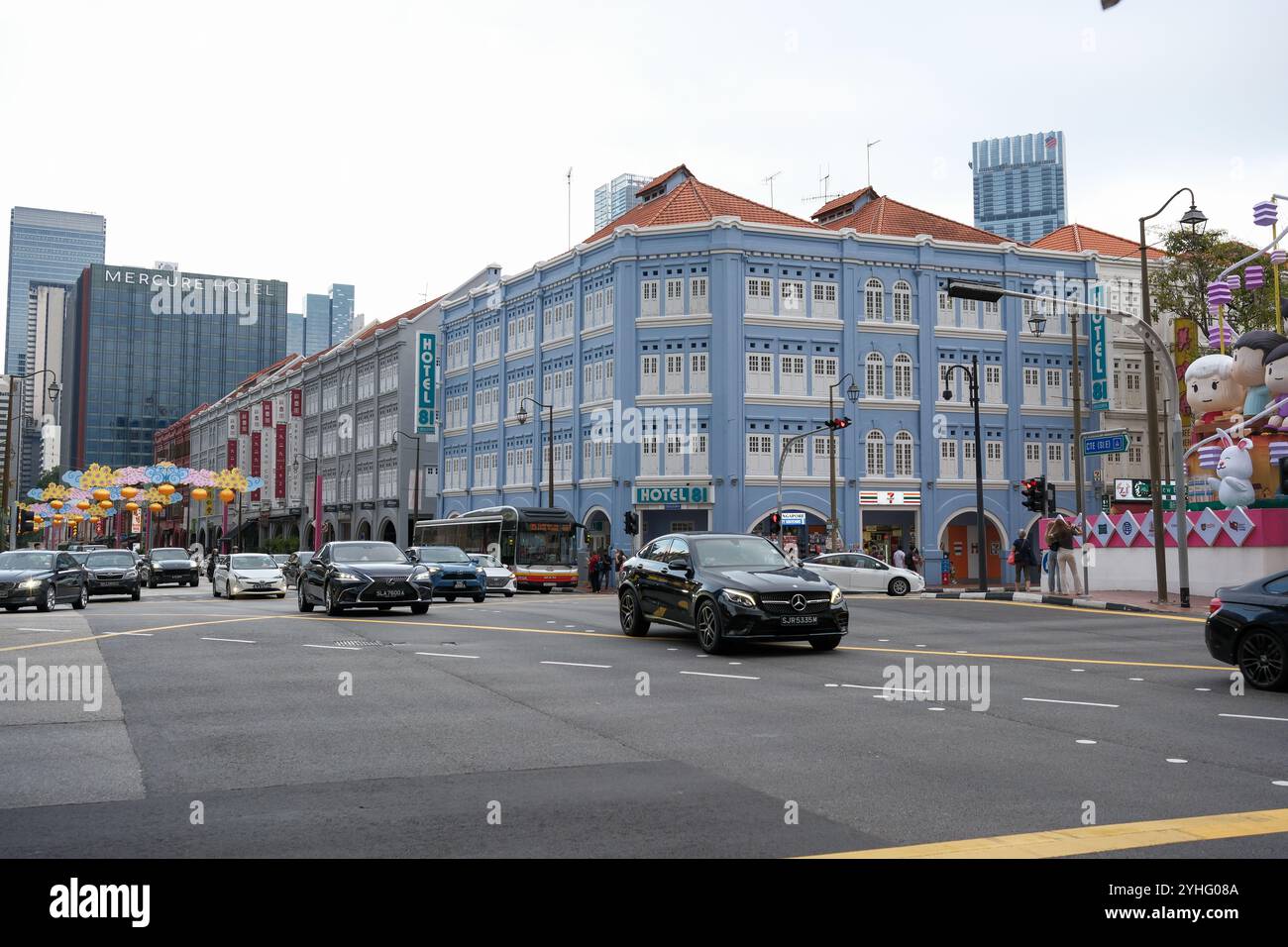 Ein Blick auf die Upper Cross Street und die neue Kreuzung der Bridge Road Singapur mit einer Mischung aus Hotels in historischen Gebäuden in Chinatown Gegend. Stockfoto