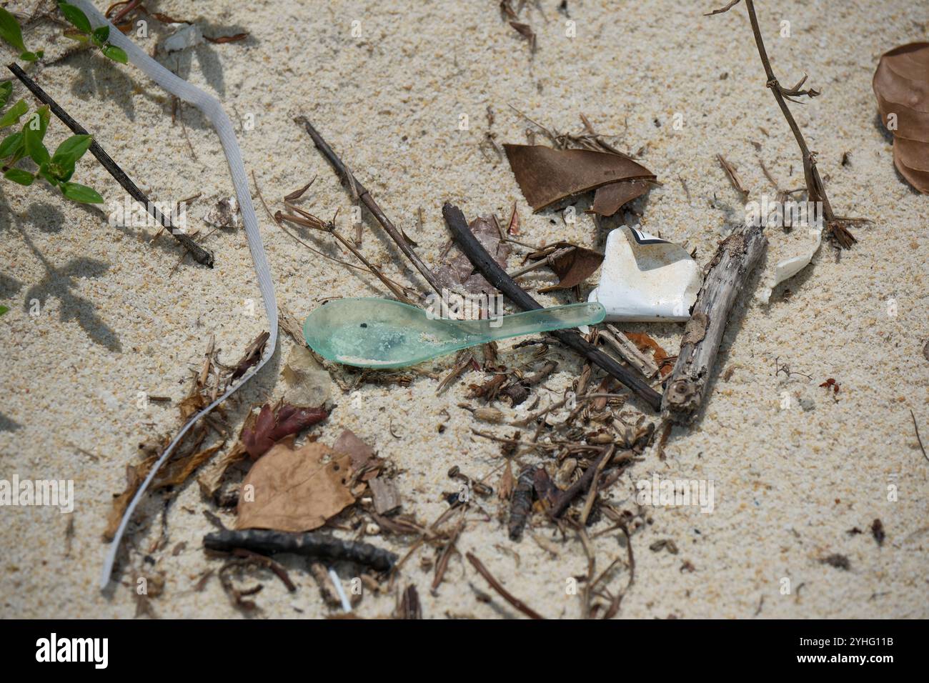 Mikroplastik wurde am Strand von St. Johns Island Singapur angespült. Aquatische Ökosysteme werden durch Einwegkunststoffe beeinflusst, die in die Weltmeere gelangen Stockfoto