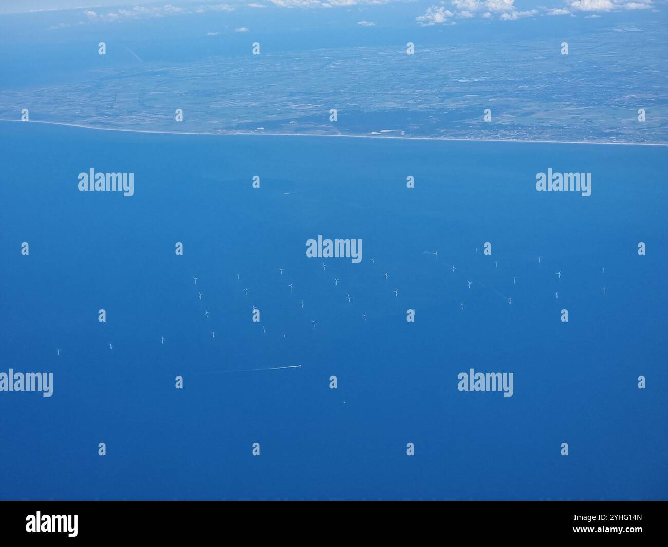 Luftaufnahme eines Offshore-Windparks, eines Marine-Windturbinenparks in der Nordsee, zwischen Schottland, Großbritannien und den Niederlanden, in Küstennähe - Smartphone-aufgenommenes Stockfoto