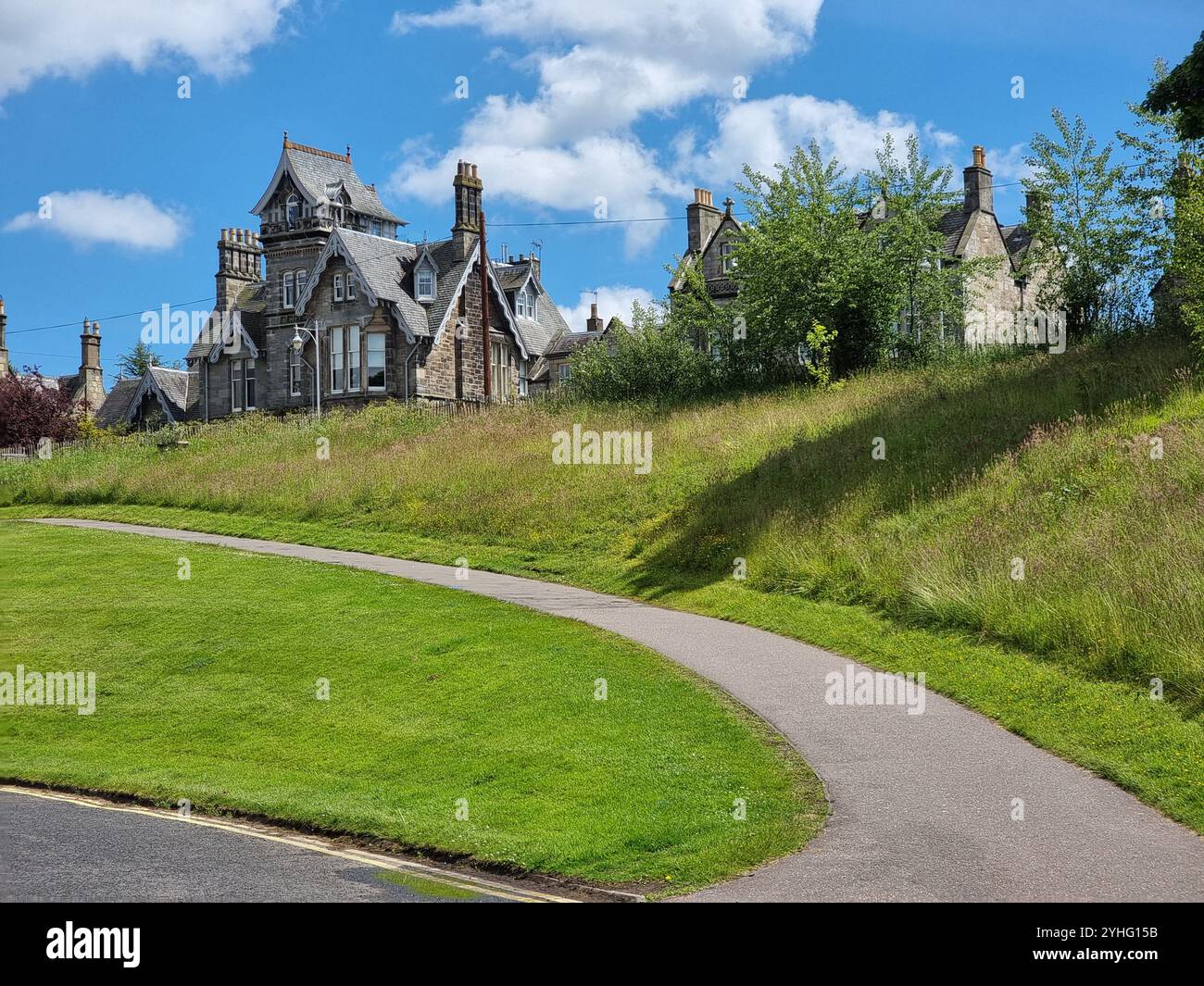 Weg durch grünes Gras in Richtung majestätischer traditioneller britischer Villa/Haus in St Andrews, Schottland, Großbritannien Stockfoto