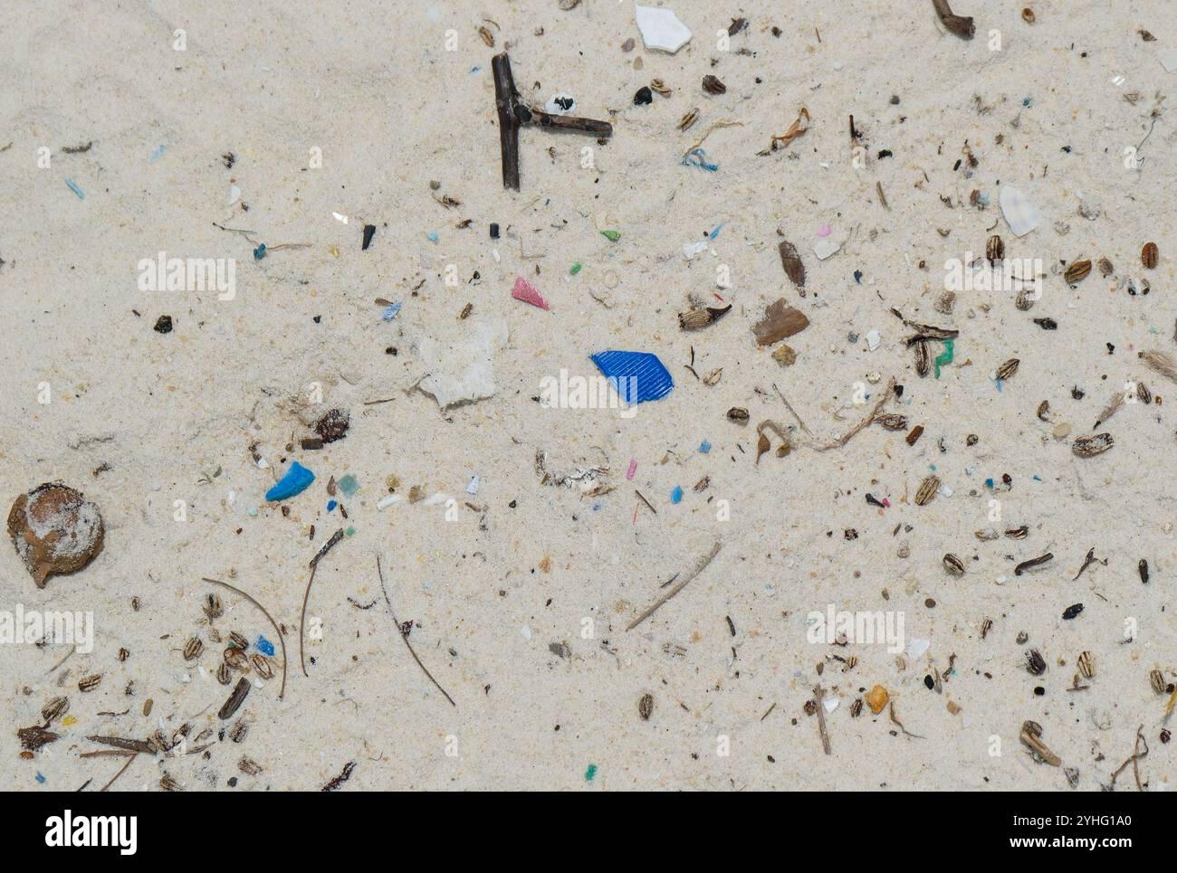 Mikroplastik wurde am Strand von St. Johns Island Singapur angespült. Aquatische Ökosysteme werden durch Einwegkunststoffe beeinflusst, die in die Weltmeere gelangen Stockfoto
