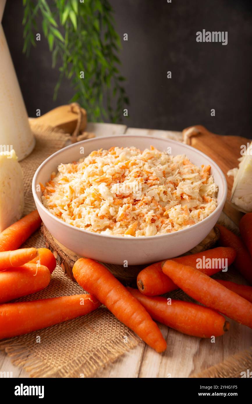 Krautsalat, hergestellt aus Kohl und geriebenen Karotten, ist ein einfaches, frisches und gesundes Rezept, das in vielen Ländern bekannt ist und normalerweise als Beilage zu Beilagen serviert wird Stockfoto