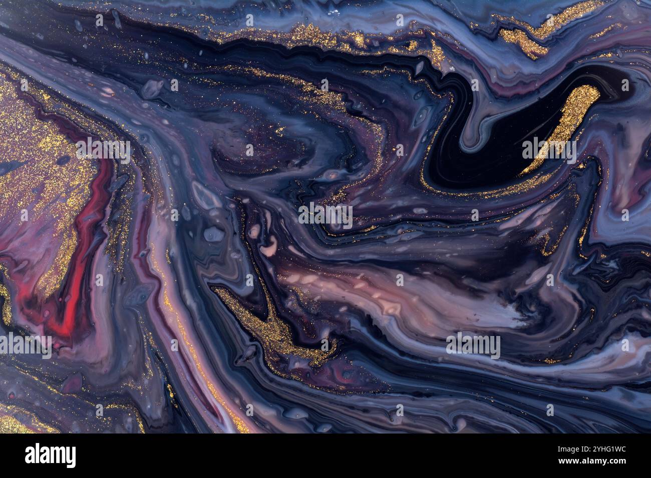 Eine abstrakte Textur aus Acrylfarbe mit violetten, roten, schwarzen und goldenen Mischfarben. Stockfoto