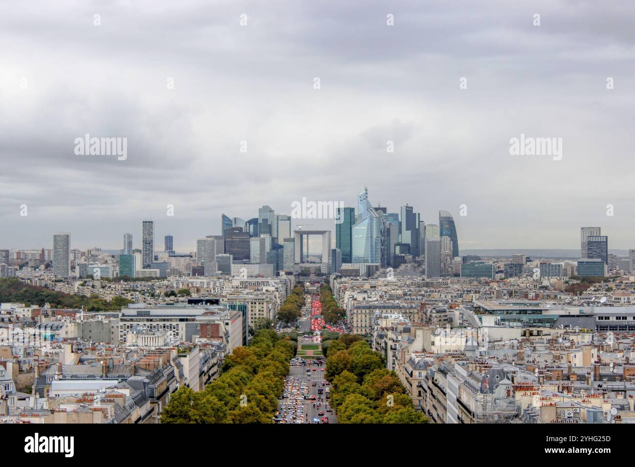 Blick auf das Geschäftsviertel La Défense in Paris mit modernen Wolkenkratzern und dem berühmten Grande Arche im Zentrum inmitten der städtischen Landschaft. Stockfoto