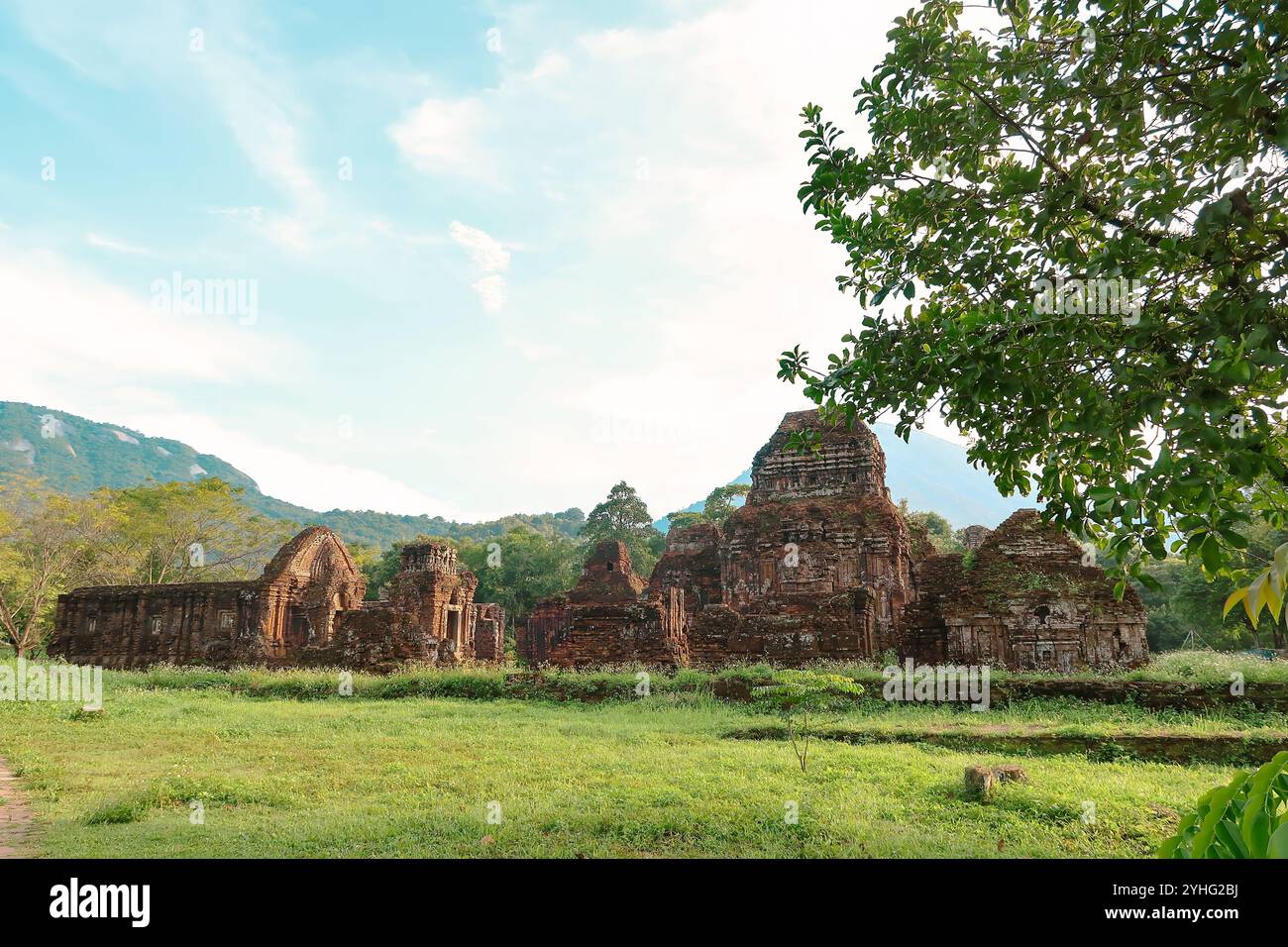 Antike Ruinen des My Son Sanctuary in Vietnam, ein UNESCO-Weltkulturerbe, mit Cham-Architektur, üppigem Grün und reicher Geschichte. Stockfoto