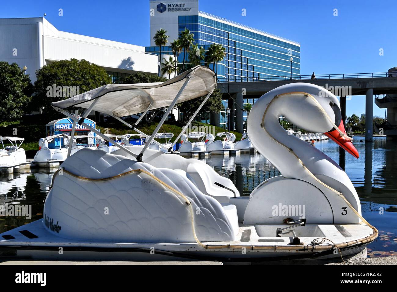 LONG BEACH, KALIFORNIEN - 8. November 2024: Rainbow Lagoon Swan Boat im Hyatt Regency am Shoreline Drive. Stockfoto