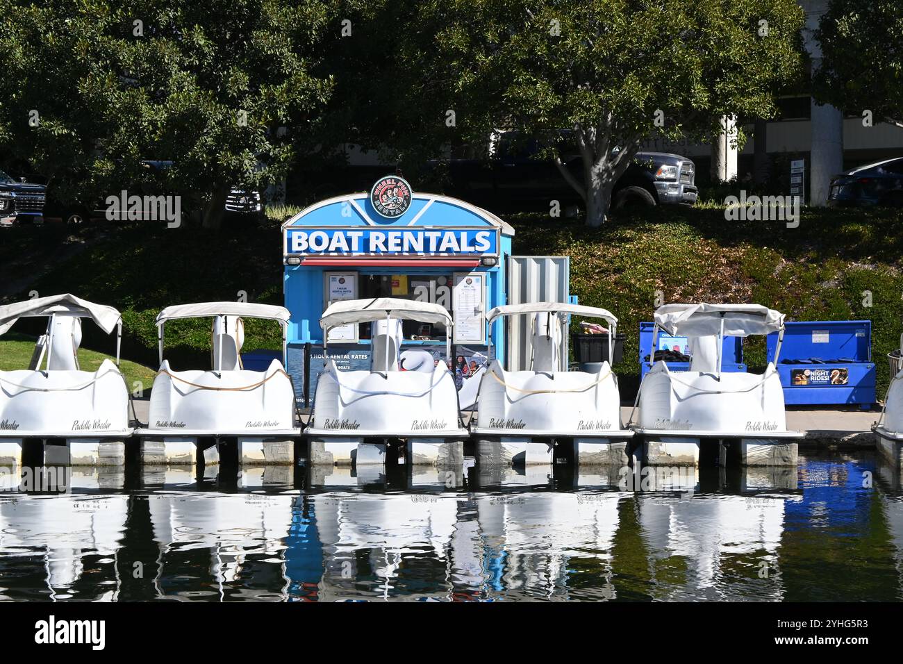 LONG BEACH, KALIFORNIEN - 8. November 2024: Swan Boat Rental Kiosk in der Rainbow Lagoon am Shoreline Drive. Stockfoto