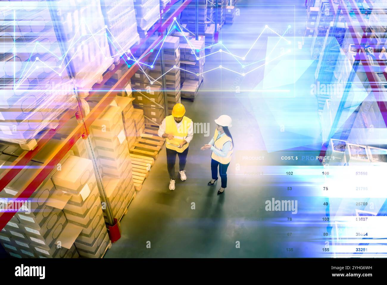 Manager und Mitarbeiter im Lager, Ansicht oben. Logistikzentrum. Diagramm und Daten Stockfoto