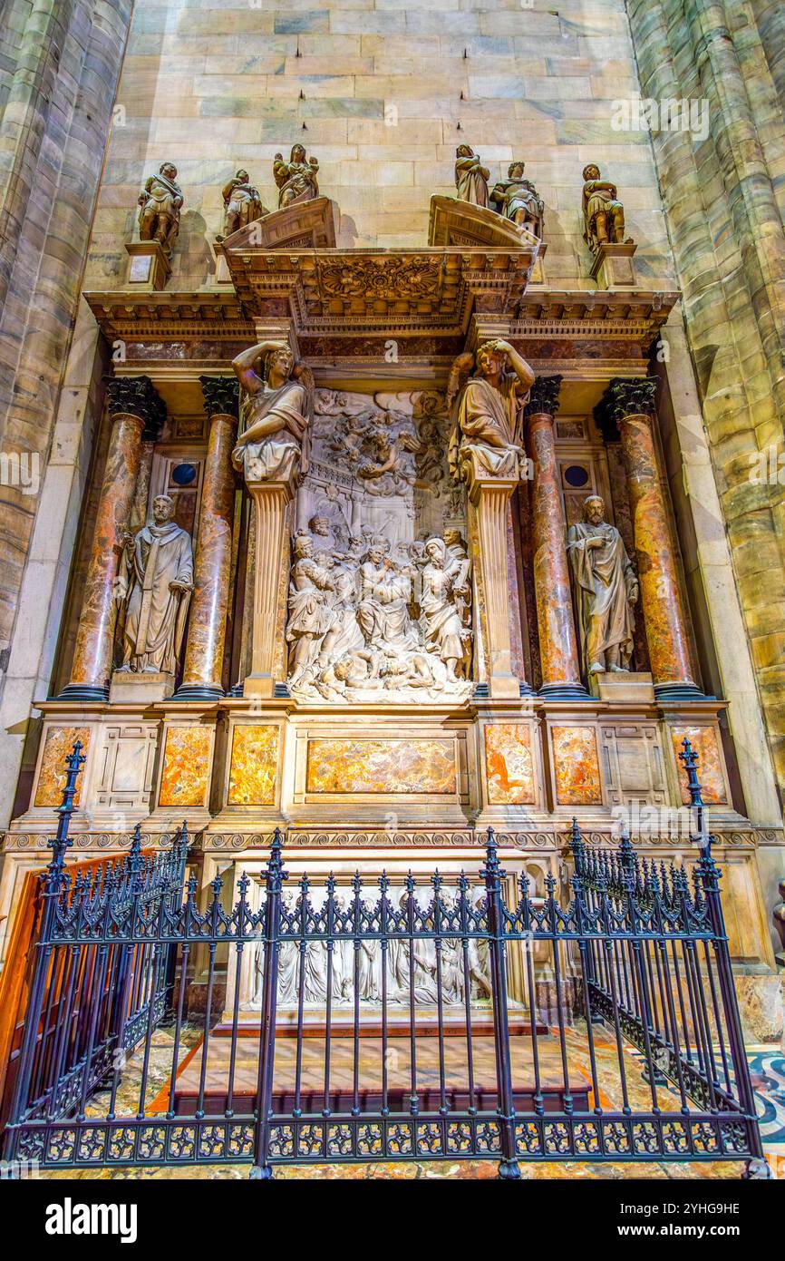 MAILAND, ITALIEN - 8. APRIL 2022: Das Martyrium des Heiligen Agnes von Carlo Beretta, dem Altar im Mailänder Dom, am 8. April in Mailand Stockfoto