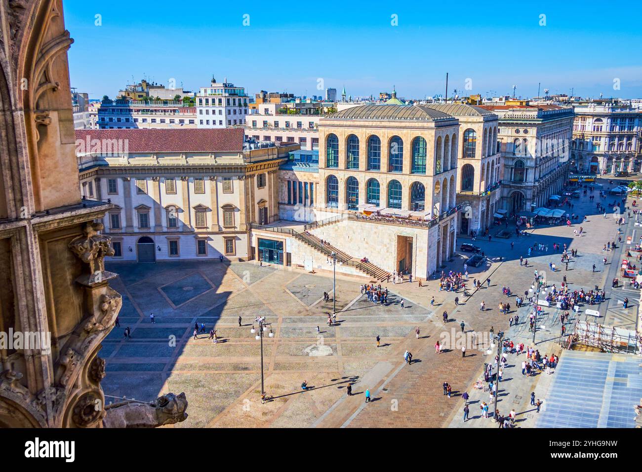 Blick auf die Piazza del Duomo mit Museo del Novecento von der Spitze des Mailänder Duomo in Mailand, Italien Stockfoto