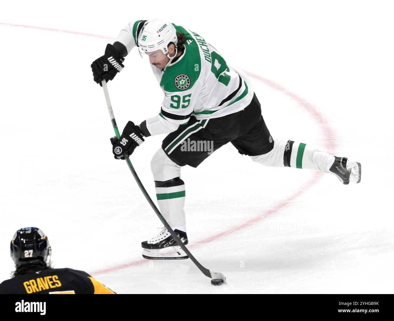 Pittsburgh, Usa. November 2024. Matt Duchene (95) schießt in der ersten Phase gegen die Pittsburgh Penguins in der PPG Paints Arena in Pittsburgh am Montag, den 11. November 2024. Foto von Archie Carpenter/UPI. Quelle: UPI/Alamy Live News Stockfoto