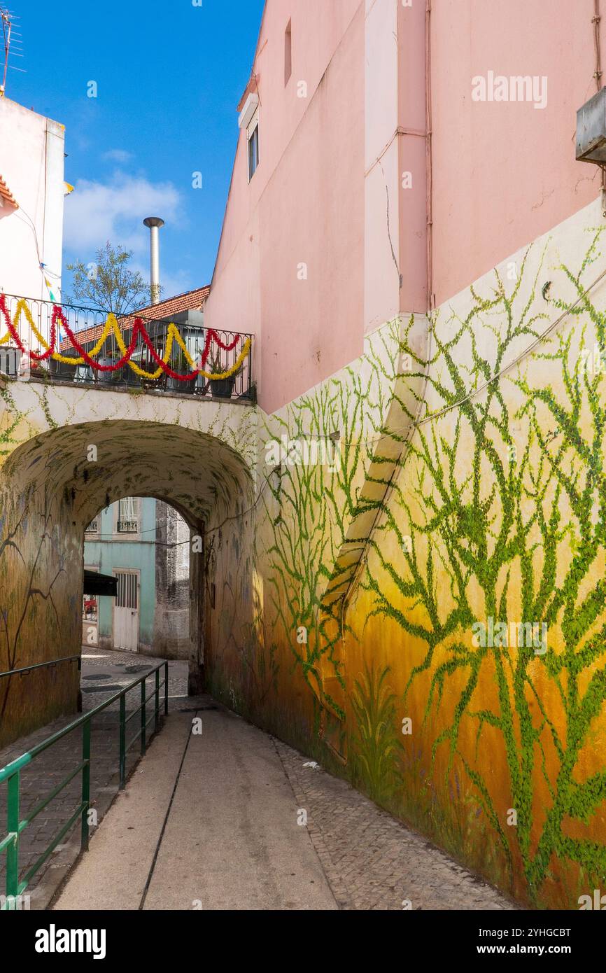 Wandgemälde Street Art im Gehwegtunnel, Sao Vicente Viertel, Lissabon, Portugal, Europa. Stockfoto Wandgemälde Street Art im Gehwegtunnel, Sao Vicente Viertel, Lissabon, Portugal, Europa. Stockfoto