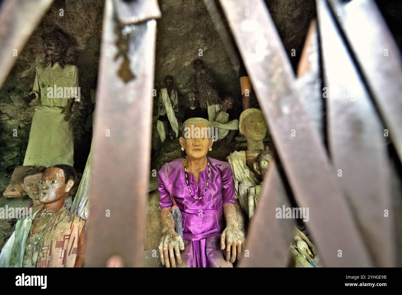 Holzfiguren in einer Höhle an einer traditionellen Grabstätte im Dorf Kete Kesu, Tana Toraja, Süd-Sulawesi, Indonesien. Stockfoto