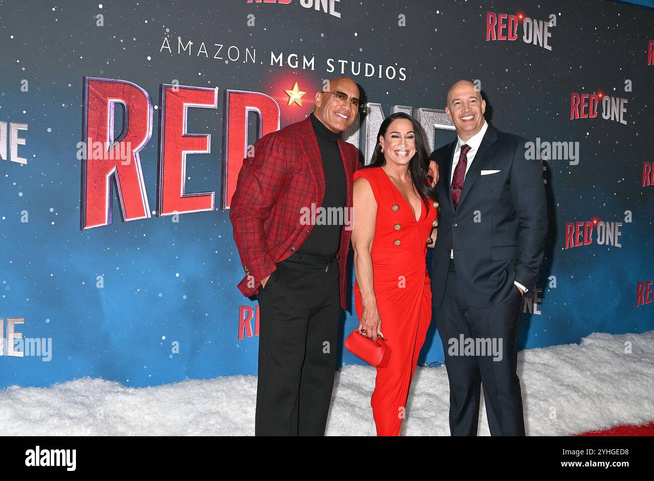 Dwayne Johnson, Dany Garcia und Hiram Garcia nehmen am 11. November 2024 an der New Yorker Premiere von „Red One“ der Amazon MGM Studios in der Alice Tully Hall in New York, New York, USA Teil. Robin Platzer/ Twin Images/ Credit: SIPA USA/Alamy Live News Stockfoto