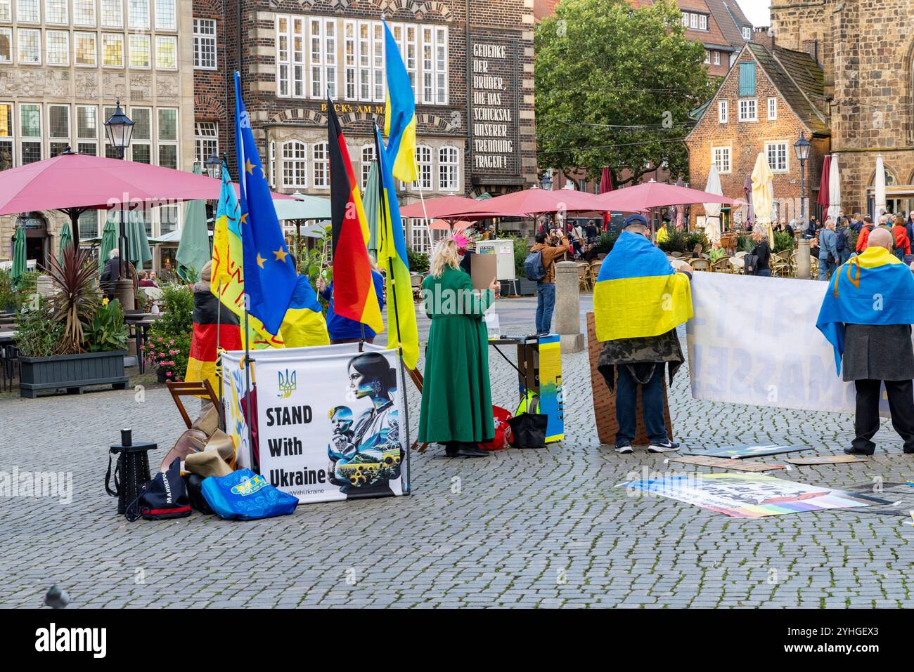Stellen Sie sich mit den ukrainischen Anhängern auf dem historischen Marktplatz in der Innenstadt von Bremen, um die Unterstützung der Ukraine gegen die Invasion Russlands zu zeigen Stockfoto