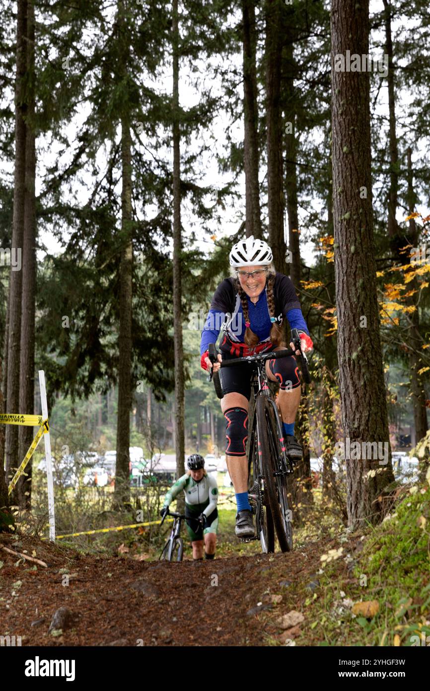 WA26220-00..... WASHINGTON – Cyclocross-Rennen für Frauen ab 60 Jahren in Graham im Frontier Park. Vicky Spring MR#S1 Stockfoto