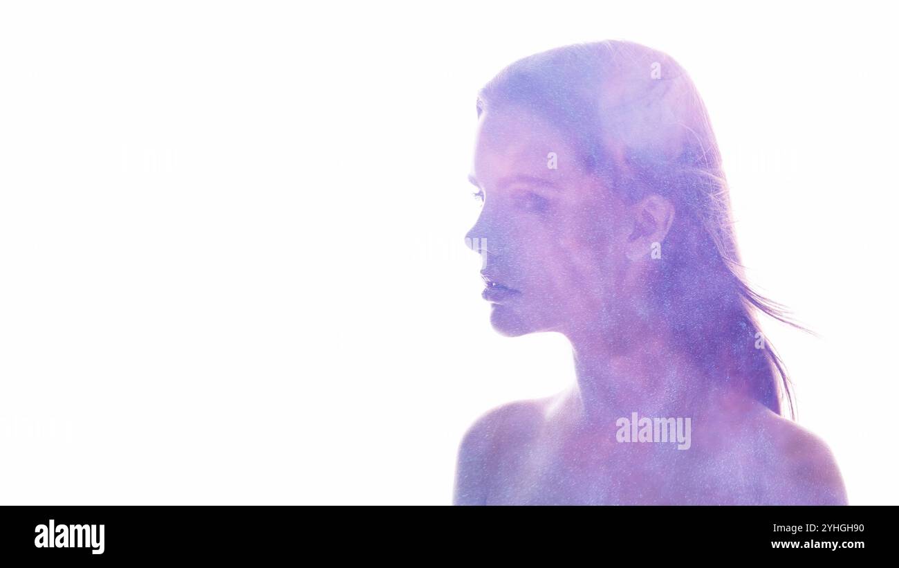 Kosmisches Porträt. Universumsenergie. Lila Glitzerrauchstrom in Frau Silhouette Doppelbelichtung isoliert auf weißem Kopierraum Hintergrund. Stockfoto