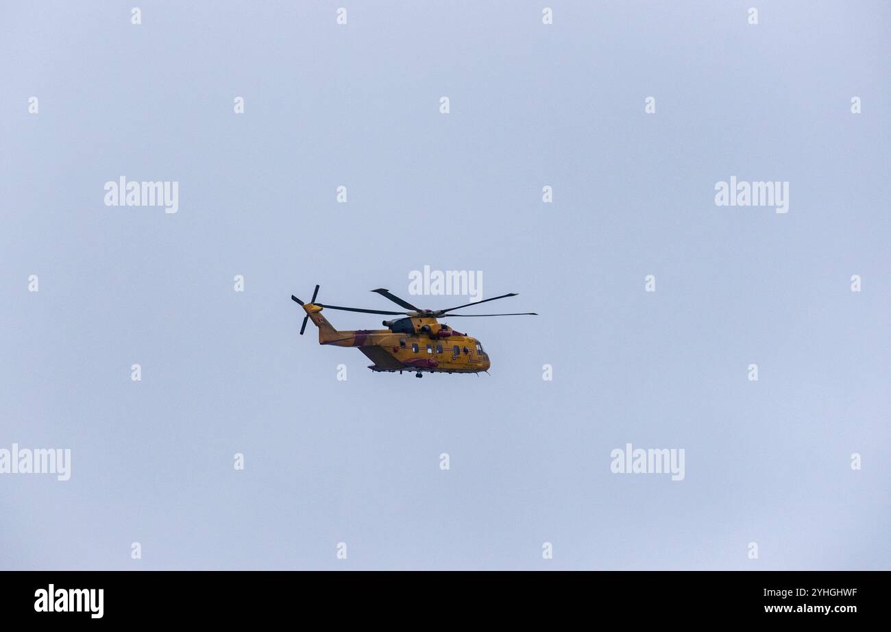 Ein kanadischer Rettungshubschrauber schwebt durch den Himmel, bereit für eine lebensrettende Mission und spiegelt die Einsatzbereitschaft der Ersthelfer in Emerge wider Stockfoto