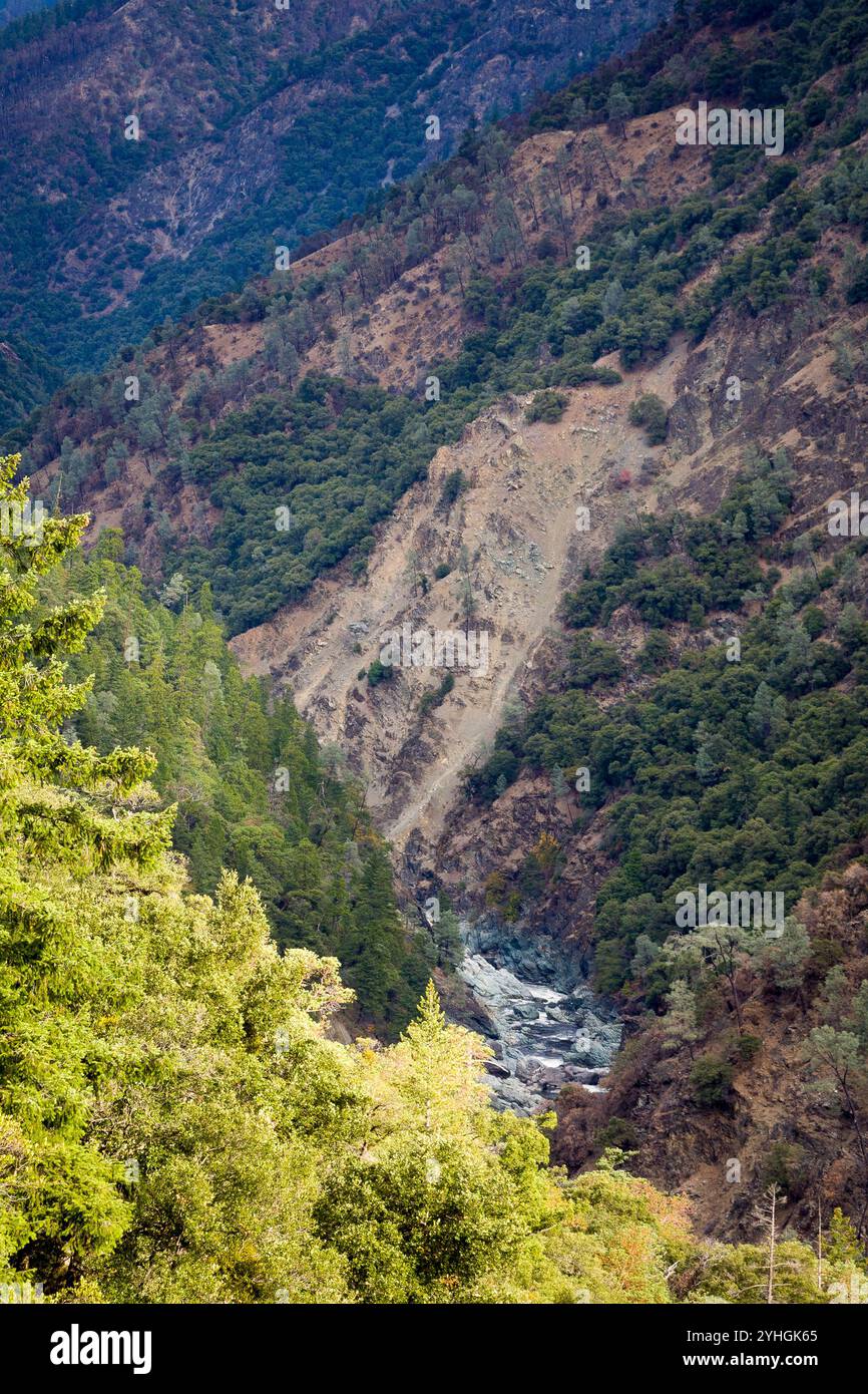 Der Trinity River verläuft durch einen tiefen Canyon entlang des Highway 299. Shasta-Trinity National Forest, Kalifornien Stockfoto