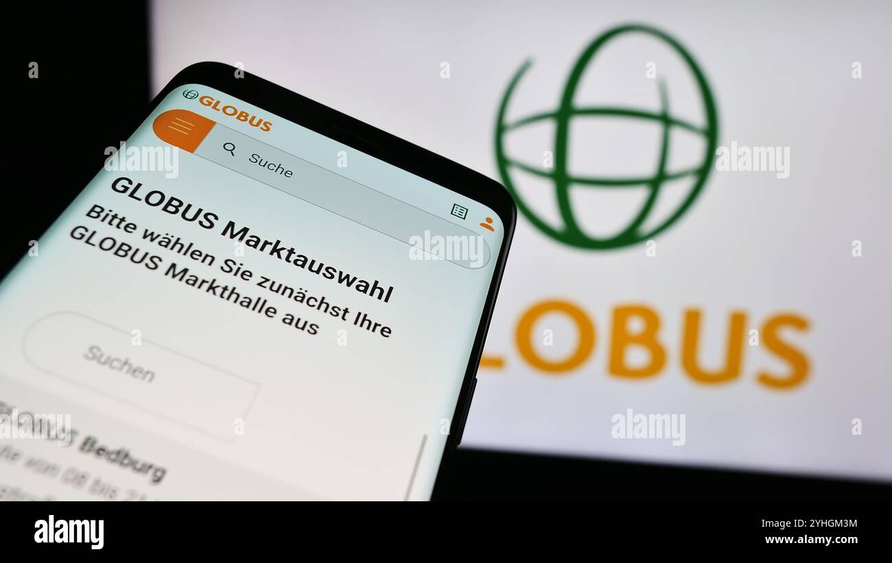 Deutschland. 31. Juli 2024. In dieser Abbildung ist ein Mobiltelefon mit der Website des deutschen Einzelhandelsunternehmens Globus Holding GmbH Co. KG ist vor dem Firmenlogo zu sehen. (Credit Image: © Timon Schneider/SOPA Images via ZUMA Press Wire) NUR REDAKTIONELLE VERWENDUNG! Nicht für kommerzielle ZWECKE! Stockfoto