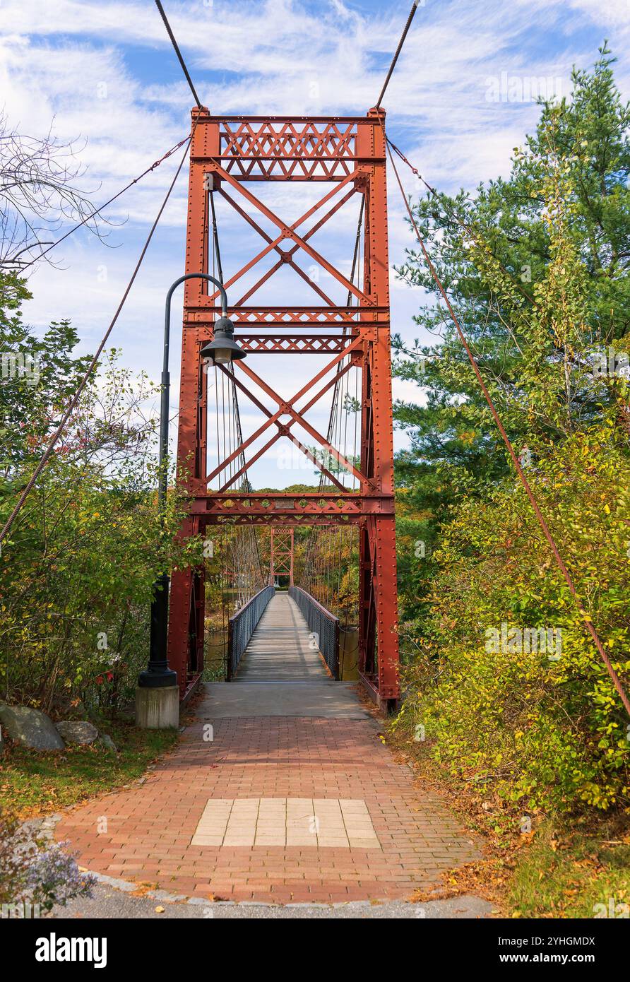 Die Swinging Bridge über den Androscoggin River in Brunswick Maine an einem wunderschönen Herbsttag. Stockfoto