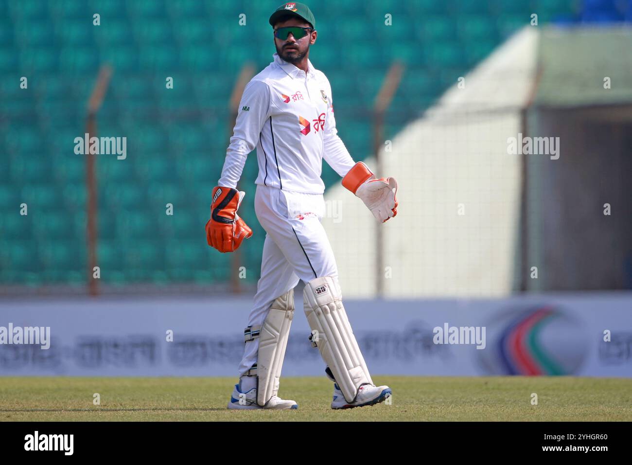 Debütant Wicket Keeper Batter Mahidul Islam Bhuiyan Ankon während des zweiten Testtages in Bangladesch und Südafrika im Zahur Ahmed Chowdhury Stadium in Stockfoto